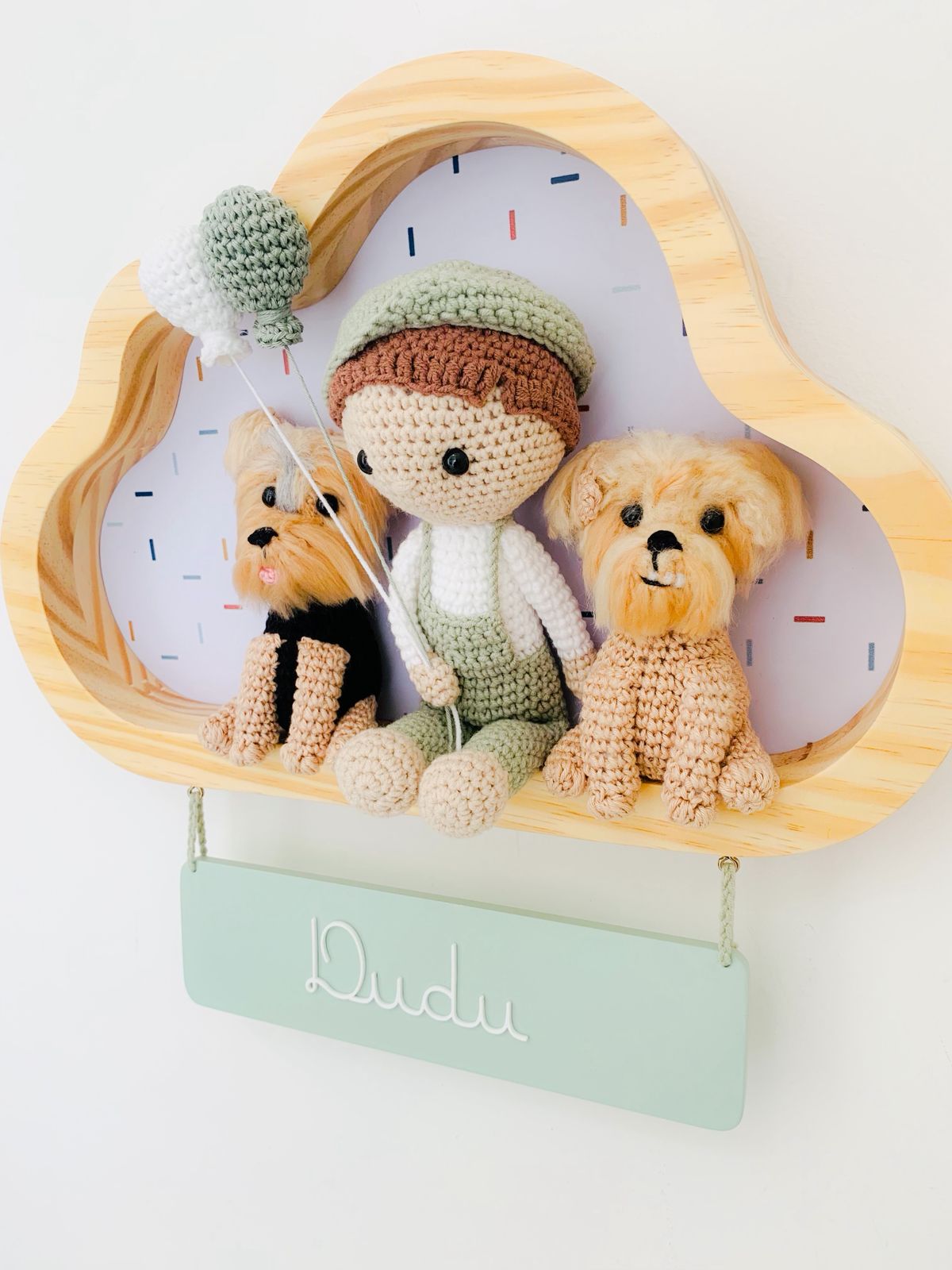 Enfeite de porta em crochê personalizado com os mesmos pets